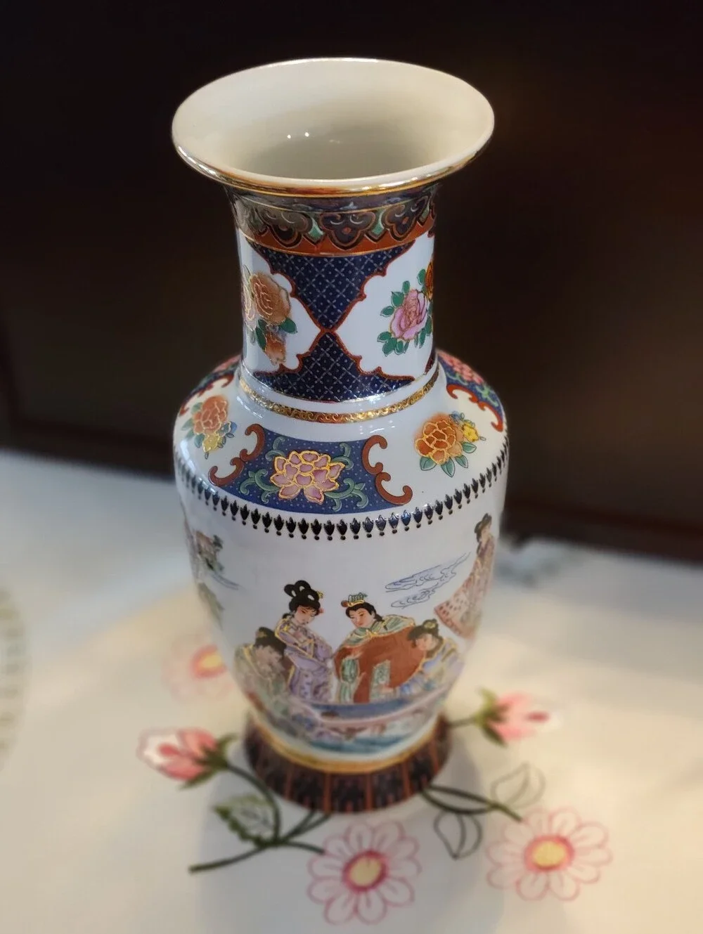 Vintage Chinese Satsuma Gilded Moriage Geisha Mantel Vase 10.1/2